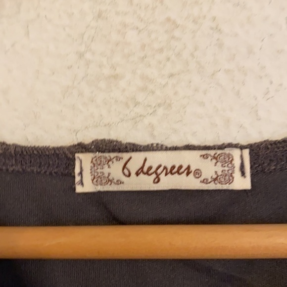 6 DEGREES BLACK/PURPLE SHORT SLEEVE BLOUSE MEDIUM - Picture 2 of 3